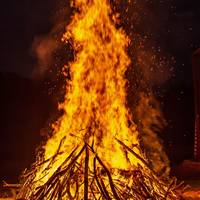 Lagerfeuer copyright unsplash Claire Rush quer