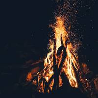 Lagerfeuer copyright unsplash Toa Heftiba quer
