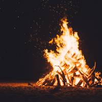 Lagerfeuer copyright unsplash Chutternap quer
